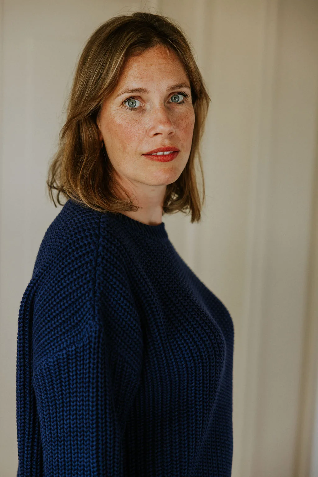 Chunky pulls tricotés pour femmes en Navy et Dahlia par Yuki – Image 2