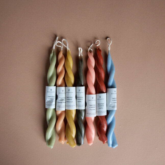 Bougie Twisted, couleur Gooseberry, Nettle, Goldenrod, Orange Blossom, Tea Rose, Dahlia, Cornflower par WAX Atelier