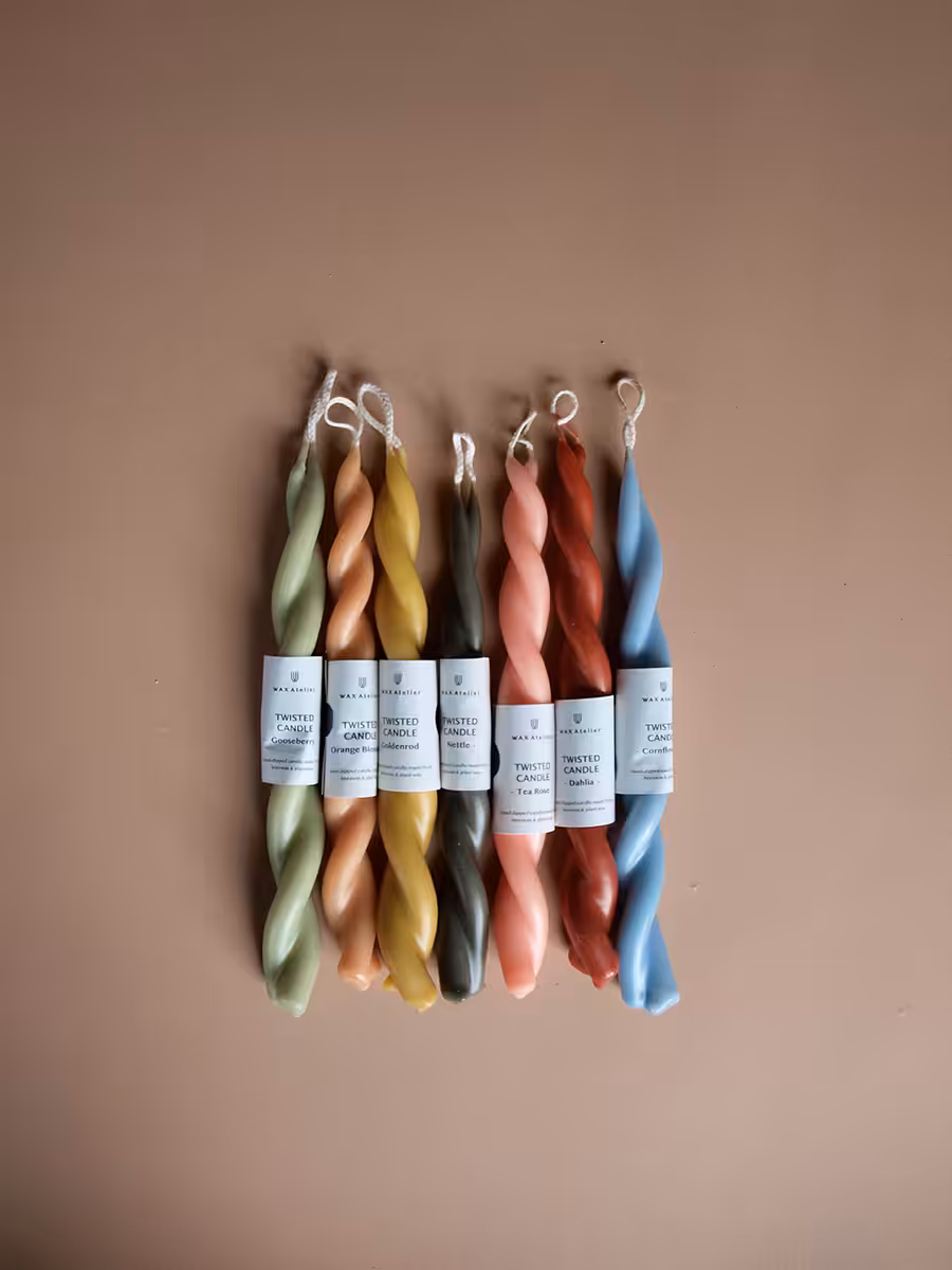Bougie Twisted, couleur Gooseberry, Nettle, Goldenrod, Orange Blossom, Tea Rose, Dahlia, Cornflower par WAX Atelier