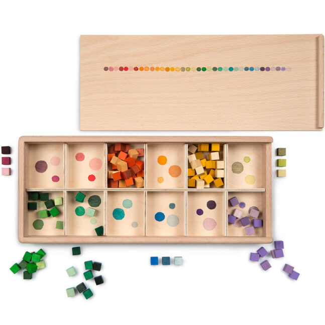Mis and match » est une collection de cubes colorés dans une boîte de tri en bois.