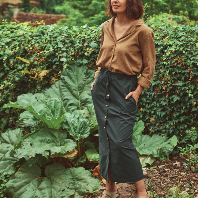 Femme portant un chemisier et une jupe dans le jardin
