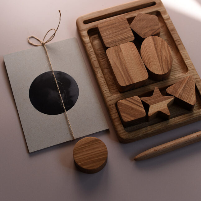 Montessori en bois avec formes géométriques et cartes