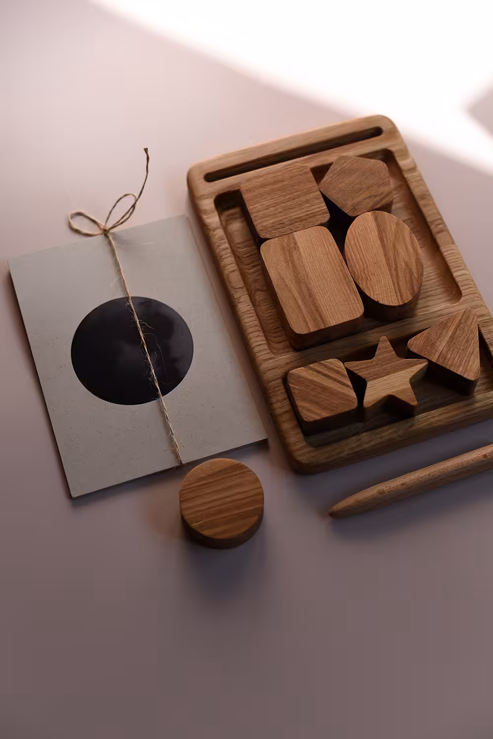 Montessori en bois avec formes géométriques et cartes