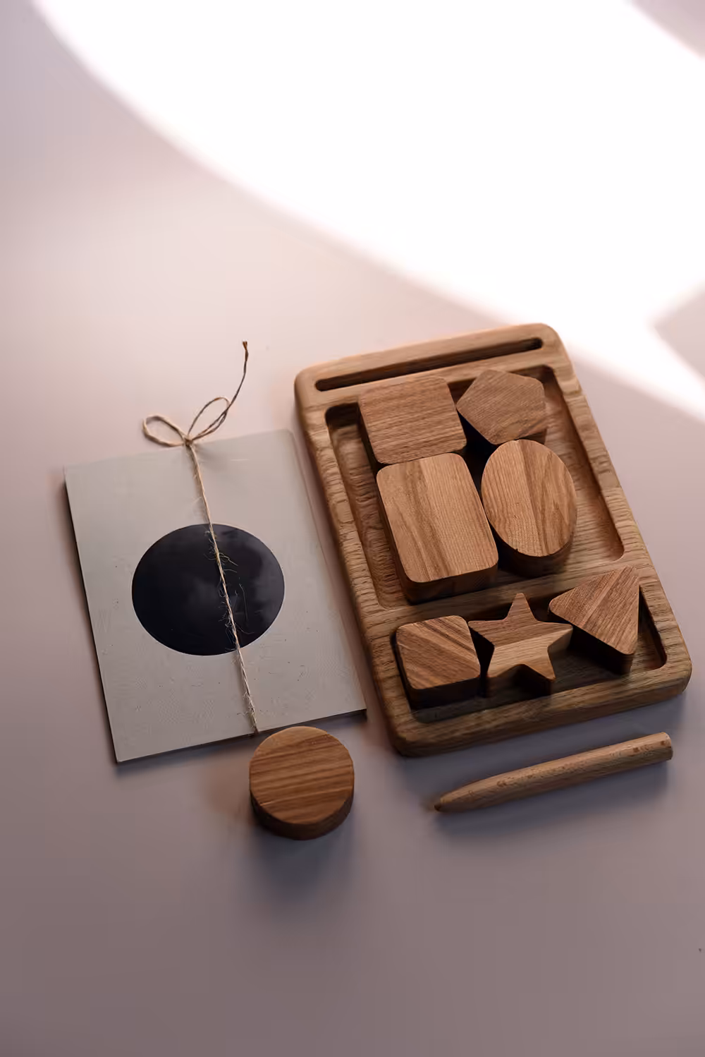 Montessori en bois avec formes géométriques et cartes