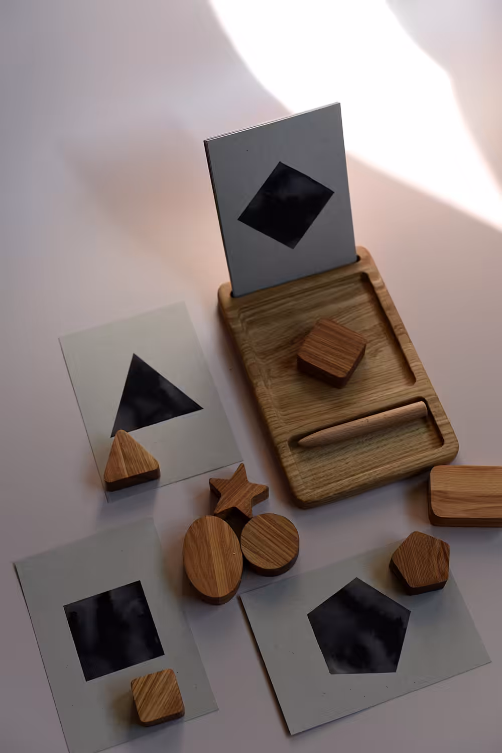 Montessori en bois avec formes géométriques et cartes