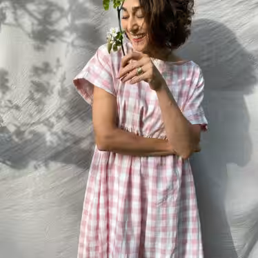 Weites leichtes langes Kleid in Rosa Karo von Offon