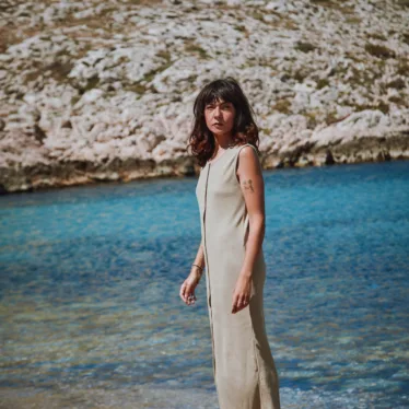 Iris Dress in Pirate Black, Olive Gray und Biscotti von poudreorganic