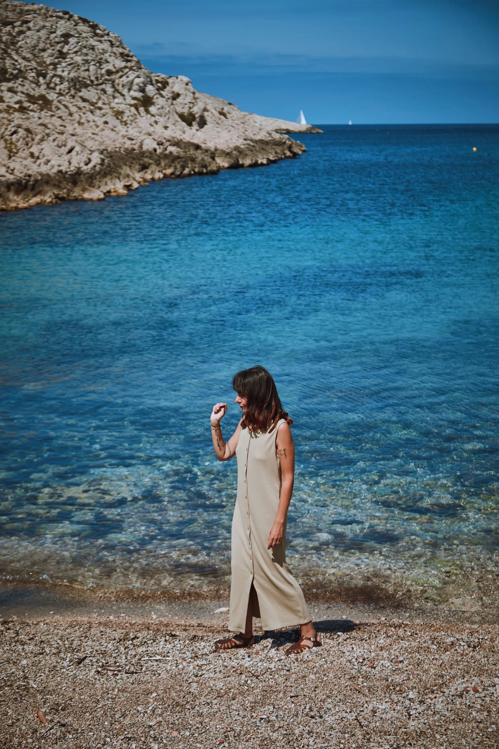 Robe Iris en Pirate Black, Olive Gray et Biscotti par poudreorganic