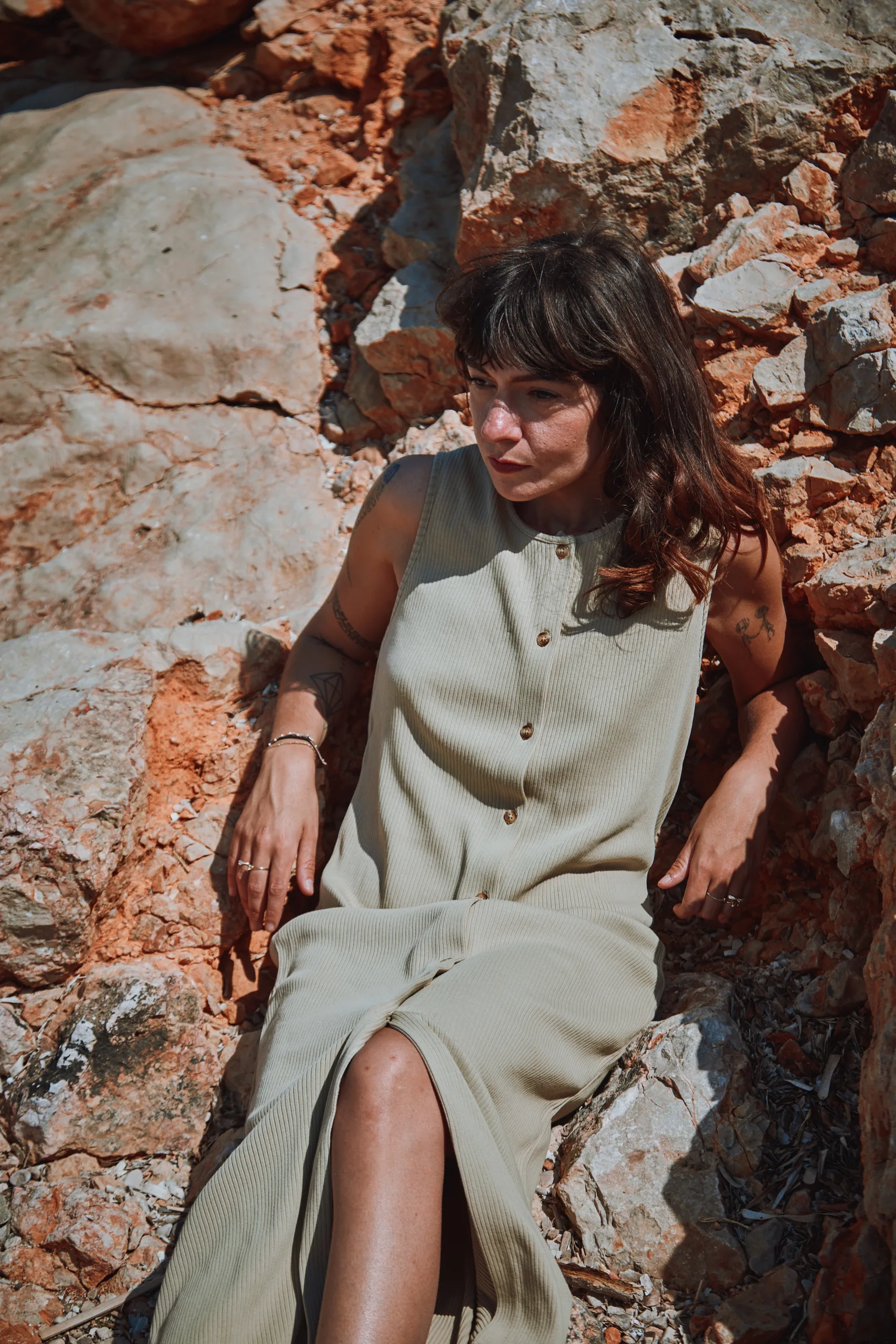 Robe Iris en Pirate Black, Olive Gray et Biscotti par poudreorganic