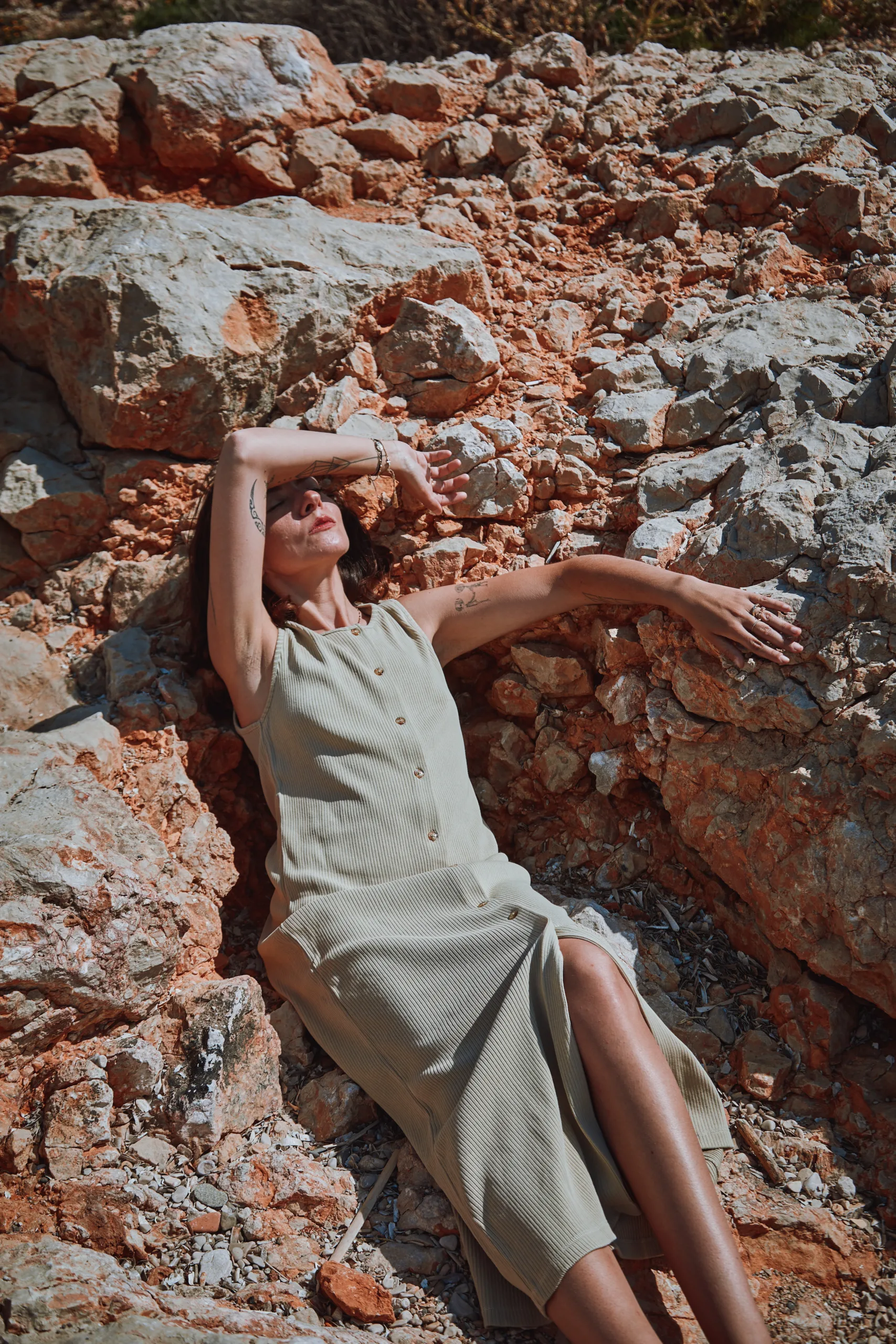 Robe Iris en Pirate Black, Olive Gray et Biscotti par poudreorganic