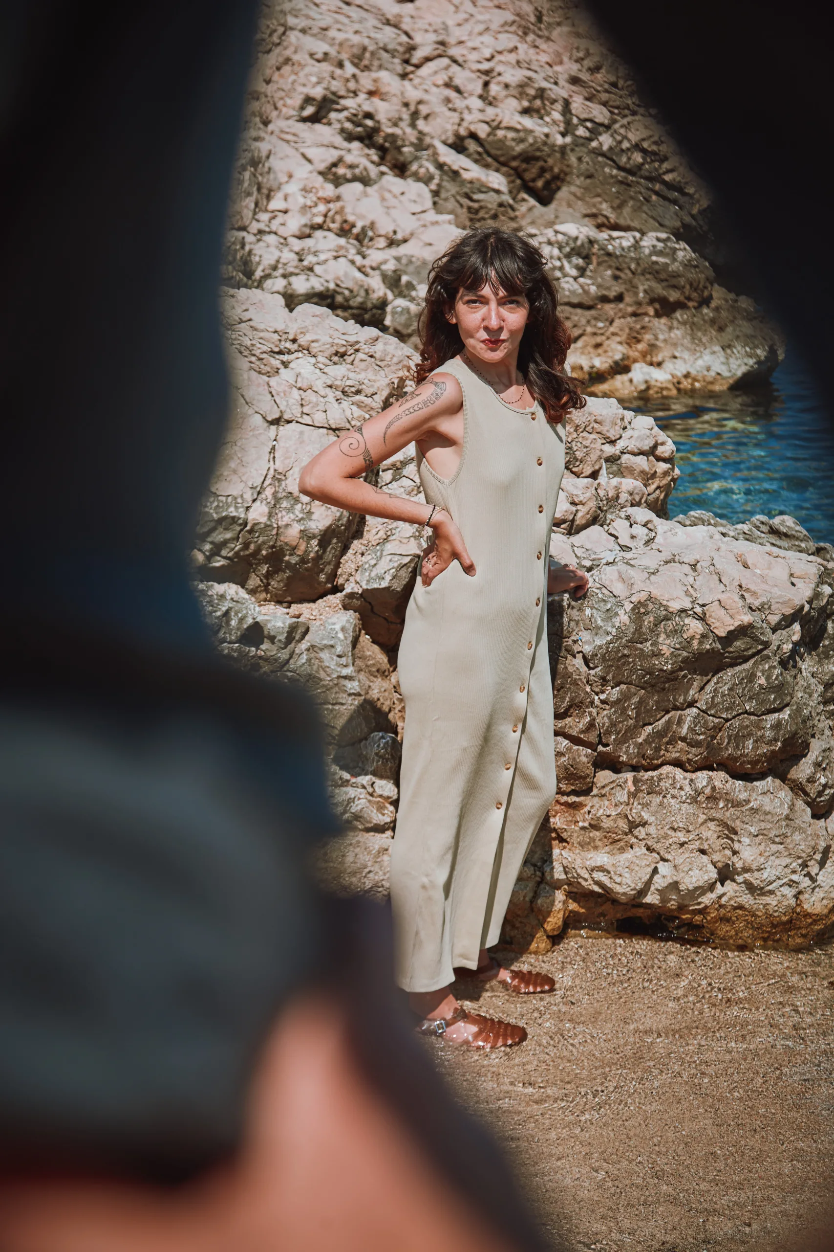 Robe Iris en Pirate Black, Olive Gray et Biscotti par poudreorganic