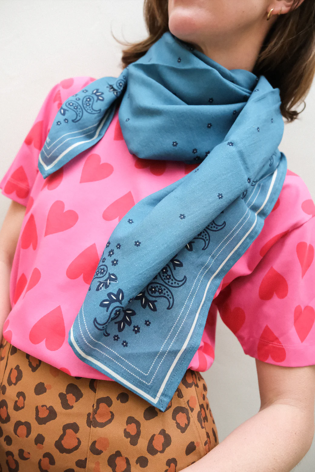 Jade ist ein großer Schal aus 100 % Baumwolle, weich und leicht – perfekt für die Saison. Wir lieben den verspielten Herzprint und die dezenten Leopardenmuster-Details am Rand. Ein vielseitiges Accessoire, das jedem Outfit das gewisse Etwas verleiht.