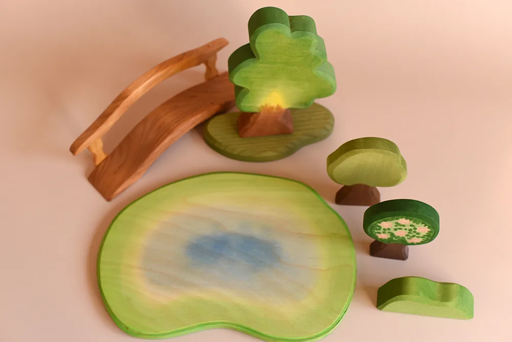Apfelbaum, Brücke, Teich, Eiche von Ostheimer.Seidenkinder