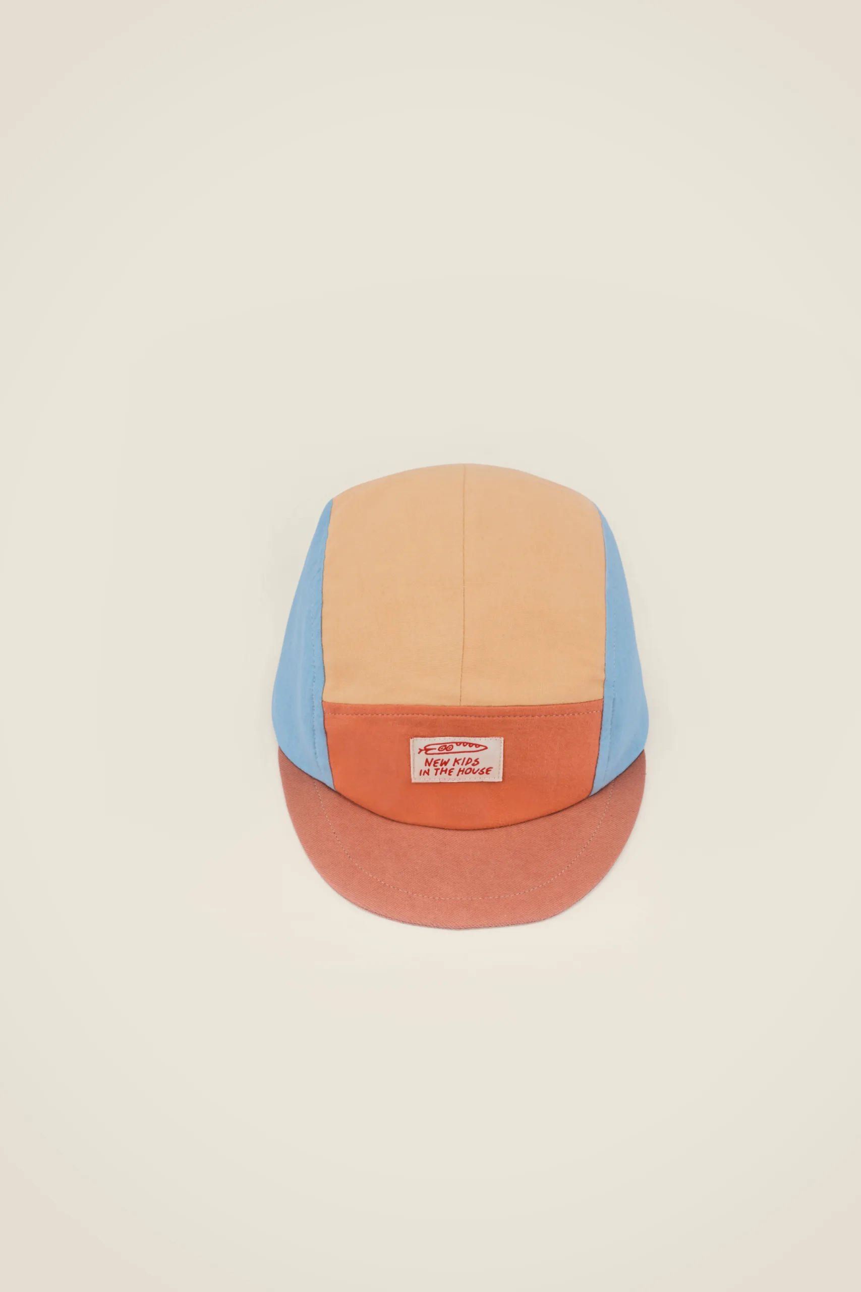Calvin est une version de la casquette d'été classique à 5 panneaux. Grâce à la fermeture velcro réglable à l'arrière, elle grandit facilement. La casquette est légèrement doublée de coton à l'intérieur, ce qui la rend super agréable à porter. La visière souple et flexible est également typique de Calvin.