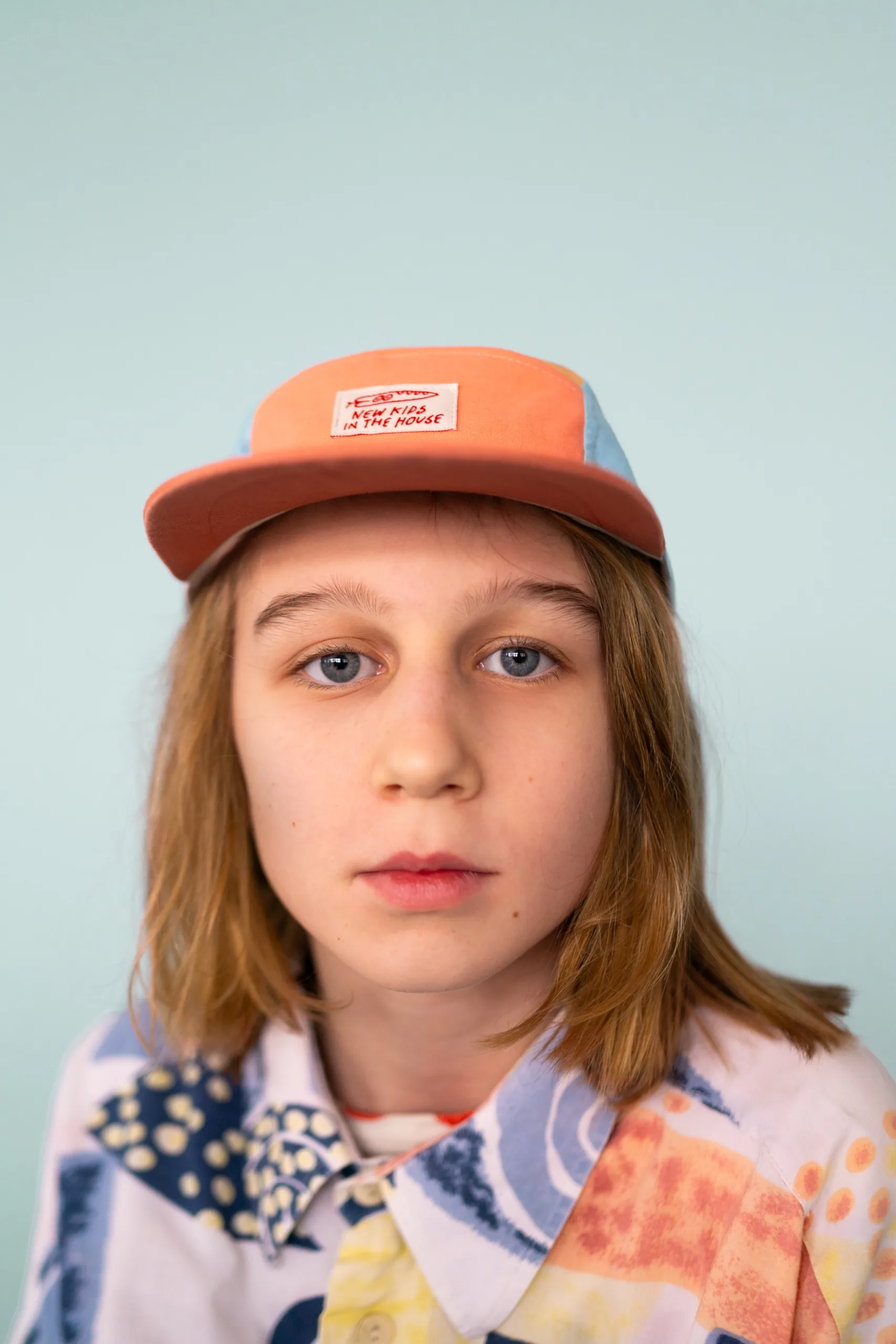 Calvin est une version de la casquette d'été classique à 5 panneaux. Grâce à la fermeture velcro réglable à l'arrière, elle grandit facilement. La casquette est légèrement doublée de coton à l'intérieur, ce qui la rend très agréable à porter. La visière souple et flexible est également typique de Calvin..