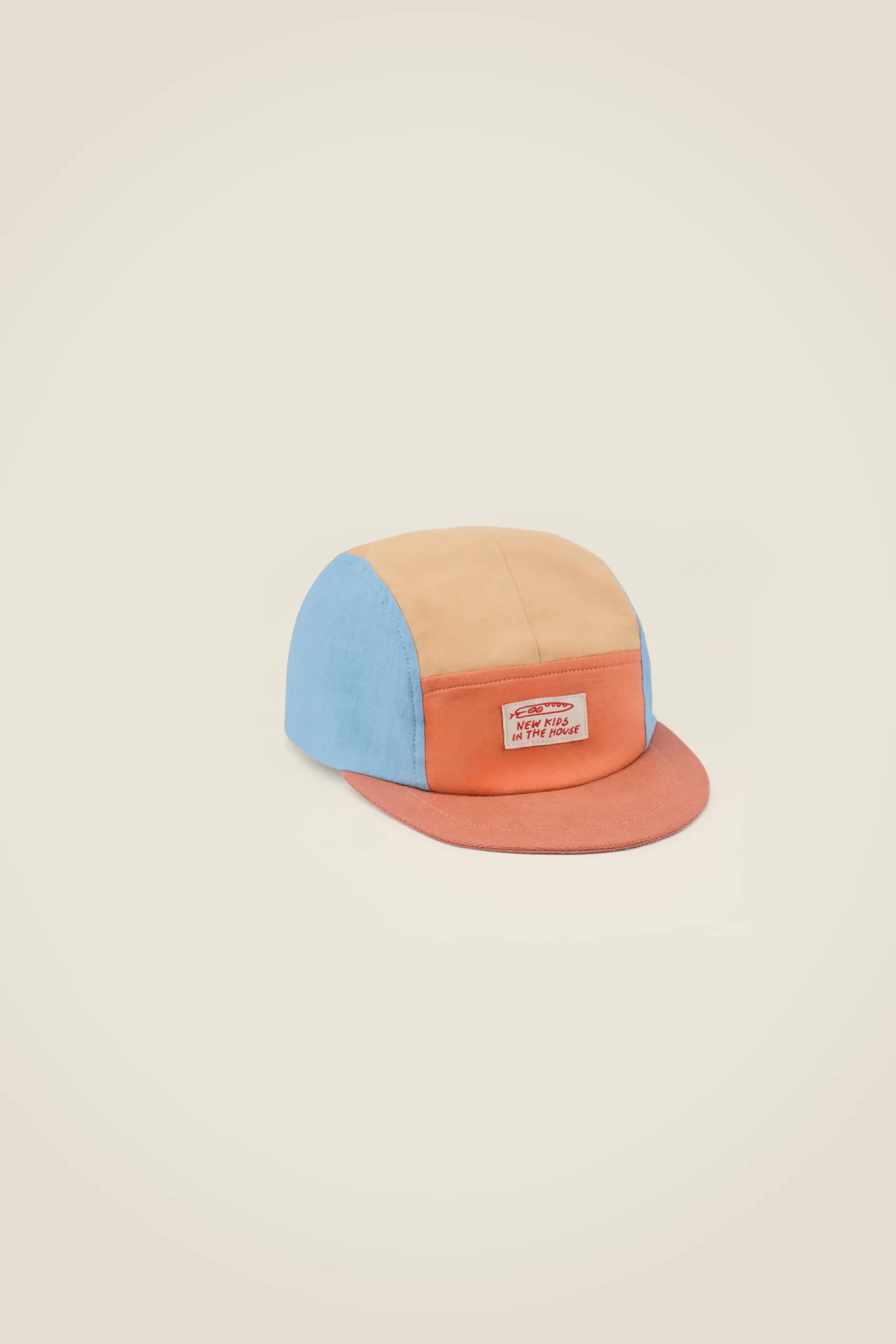 Calvin est une version de la casquette d'été classique à 5 panneaux. Grâce à la fermeture velcro réglable à l'arrière, elle grandit facilement. La casquette est légèrement doublée de coton à l'intérieur, ce qui la rend super agréable à porter. La visière souple et flexible est également typique de Calvin.