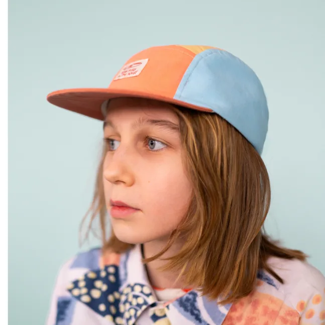 Calvin ist Version der klassischen 5-Panel-Sommermütze. Dank des verstellbaren Klettverschlusses hinten wächst sie einfach mit. Die Cap ist innen leicht mit Baumwolle gefüttert und dadurch super angenehm zu tragen. Typisch für Calvin ist auch der weiche, biegsame Schirm.