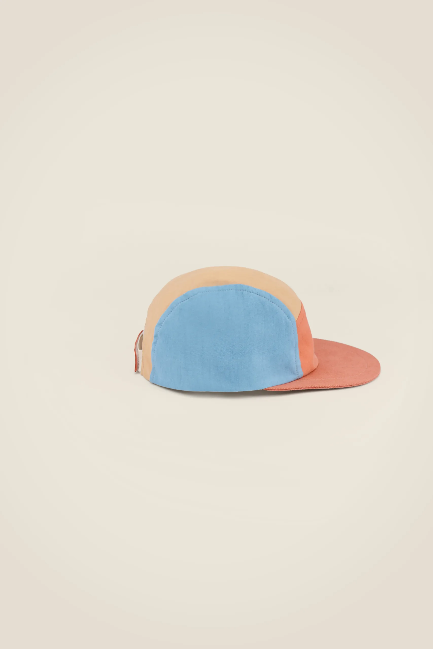 Calvin est une version de la casquette d'été classique à 5 panneaux. Grâce à la fermeture velcro réglable à l'arrière, elle grandit facilement. La casquette est légèrement doublée de coton à l'intérieur, ce qui la rend super agréable à porter. La visière souple et flexible est également typique de Calvin.