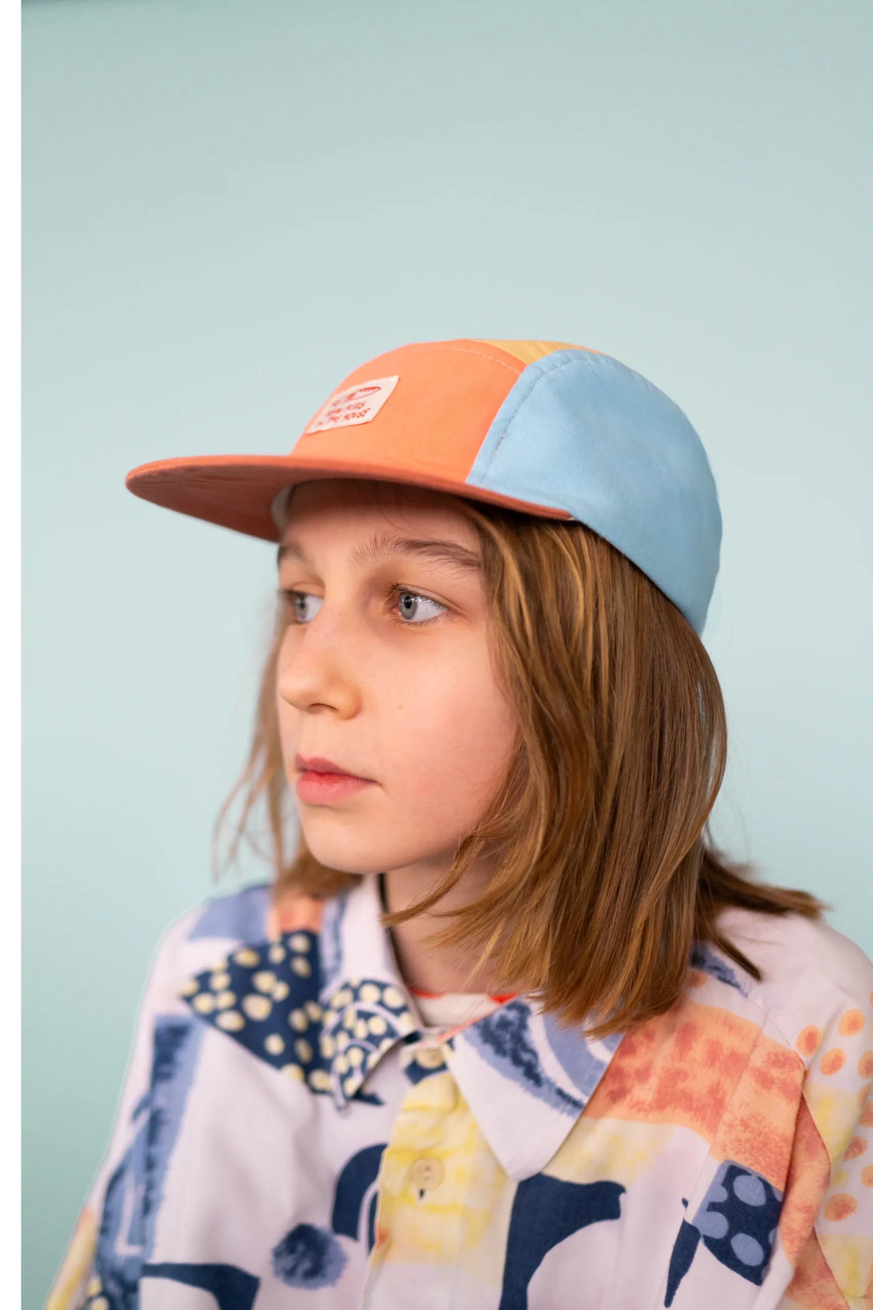 Calvin est une version de la casquette d'été classique à 5 panneaux. Grâce à la fermeture velcro réglable à l'arrière, elle grandit facilement. La casquette est légèrement doublée de coton à l'intérieur, ce qui la rend super agréable à porter. La visière souple et flexible est également typique de Calvin.