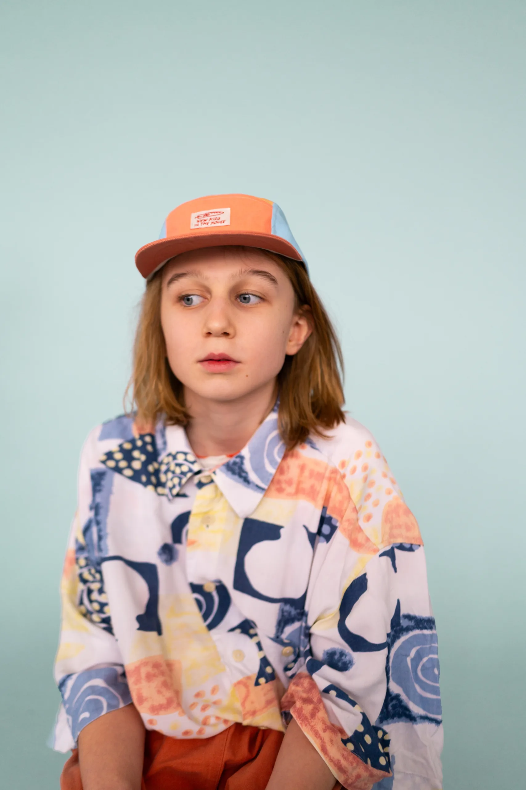 Calvin est une version de la casquette d'été classique à 5 panneaux. Grâce à la fermeture velcro réglable à l'arrière, elle grandit facilement. La casquette est légèrement doublée de coton à l'intérieur, ce qui la rend super agréable à porter. La visière souple et flexible est également typique de Calvin.