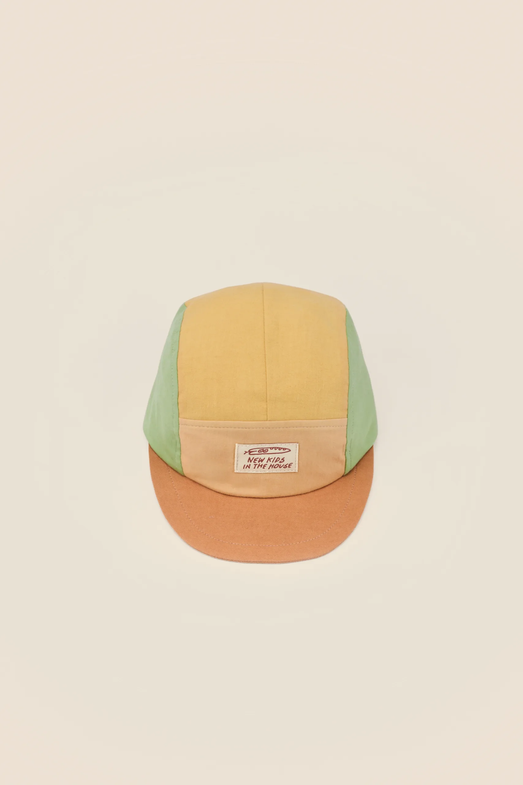 Calvin est une version de la casquette d'été classique à 5 panneaux. Grâce à la fermeture velcro réglable à l'arrière, elle grandit facilement. La casquette est légèrement doublée de coton à l'intérieur, ce qui la rend super agréable à porter. La visière souple et flexible est également typique de Calvin.
