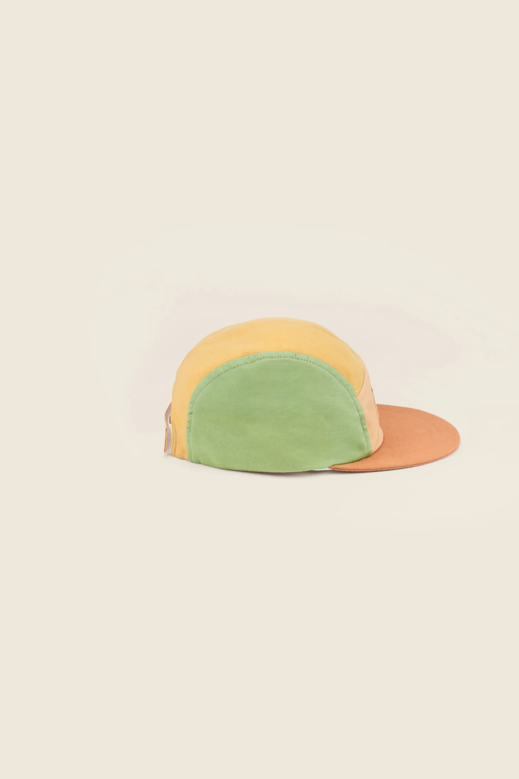 Calvin est une version de la casquette d'été classique à 5 panneaux. Grâce à la fermeture velcro réglable à l'arrière, elle grandit facilement. La casquette est légèrement doublée de coton à l'intérieur, ce qui la rend super agréable à porter. La visière souple et flexible est également typique de Calvin.