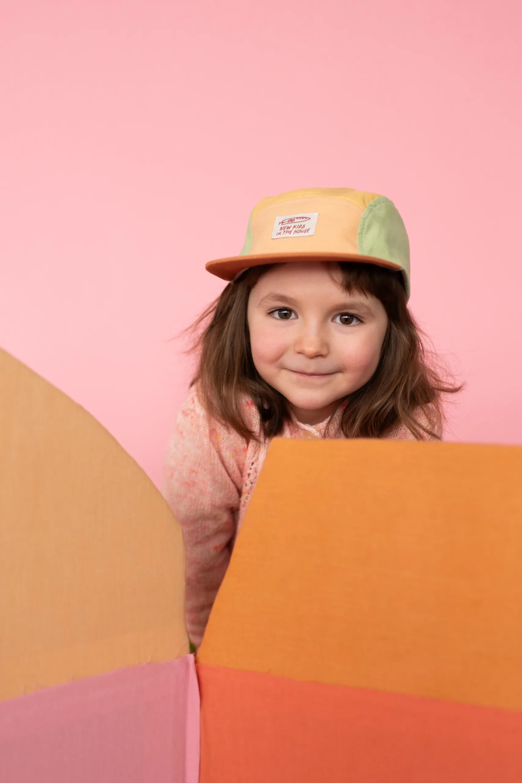 Calvin est une version de la casquette d'été classique à 5 panneaux. Grâce à la fermeture velcro réglable à l'arrière, elle grandit facilement. La casquette est légèrement doublée de coton à l'intérieur, ce qui la rend super agréable à porter. La visière souple et flexible est également typique de Calvin.
