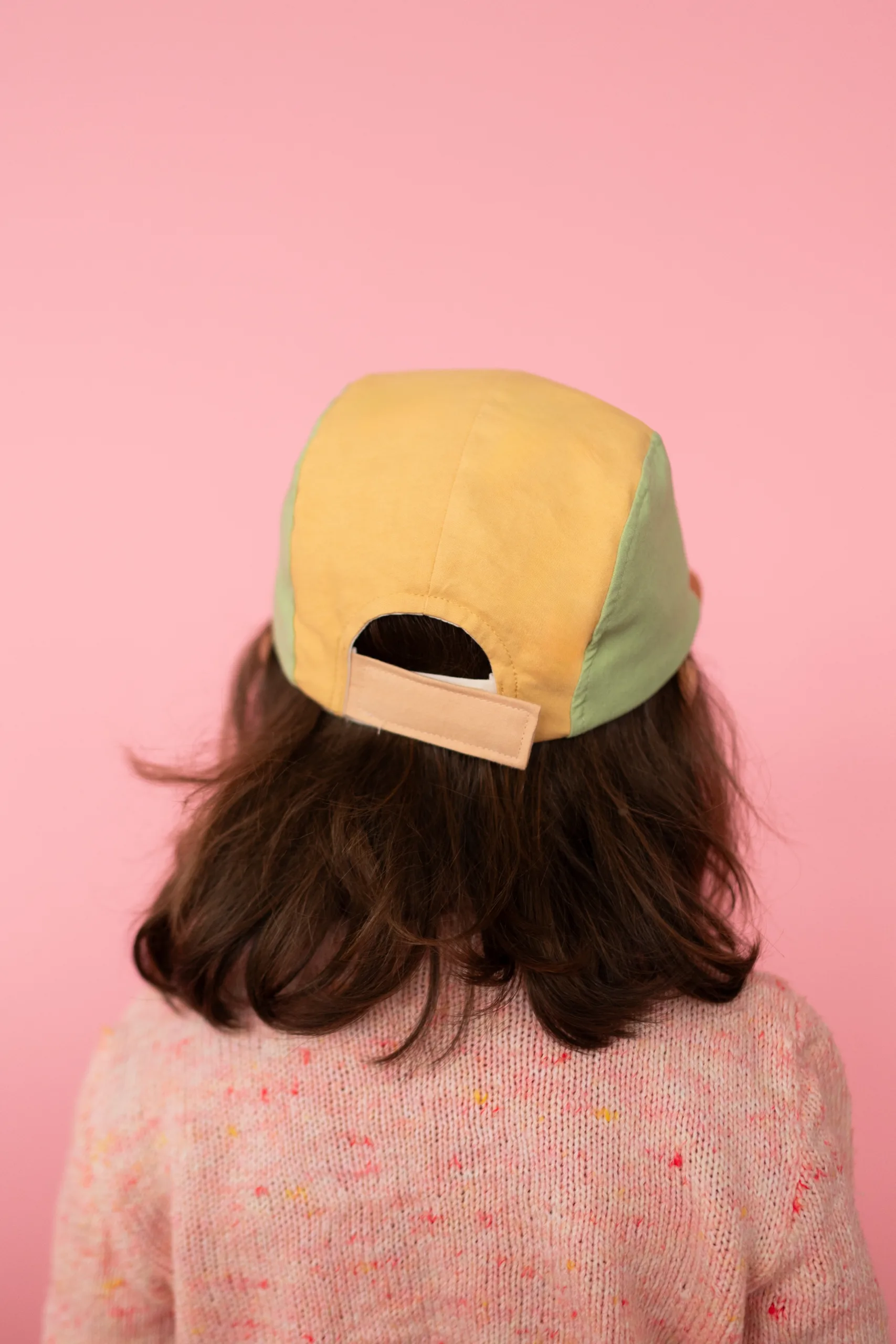Calvin est une version de la casquette d'été classique à 5 panneaux. Grâce à la fermeture velcro réglable à l'arrière, elle grandit facilement. La casquette est légèrement doublée de coton à l'intérieur, ce qui la rend super agréable à porter. La visière souple et flexible est également typique de Calvin.