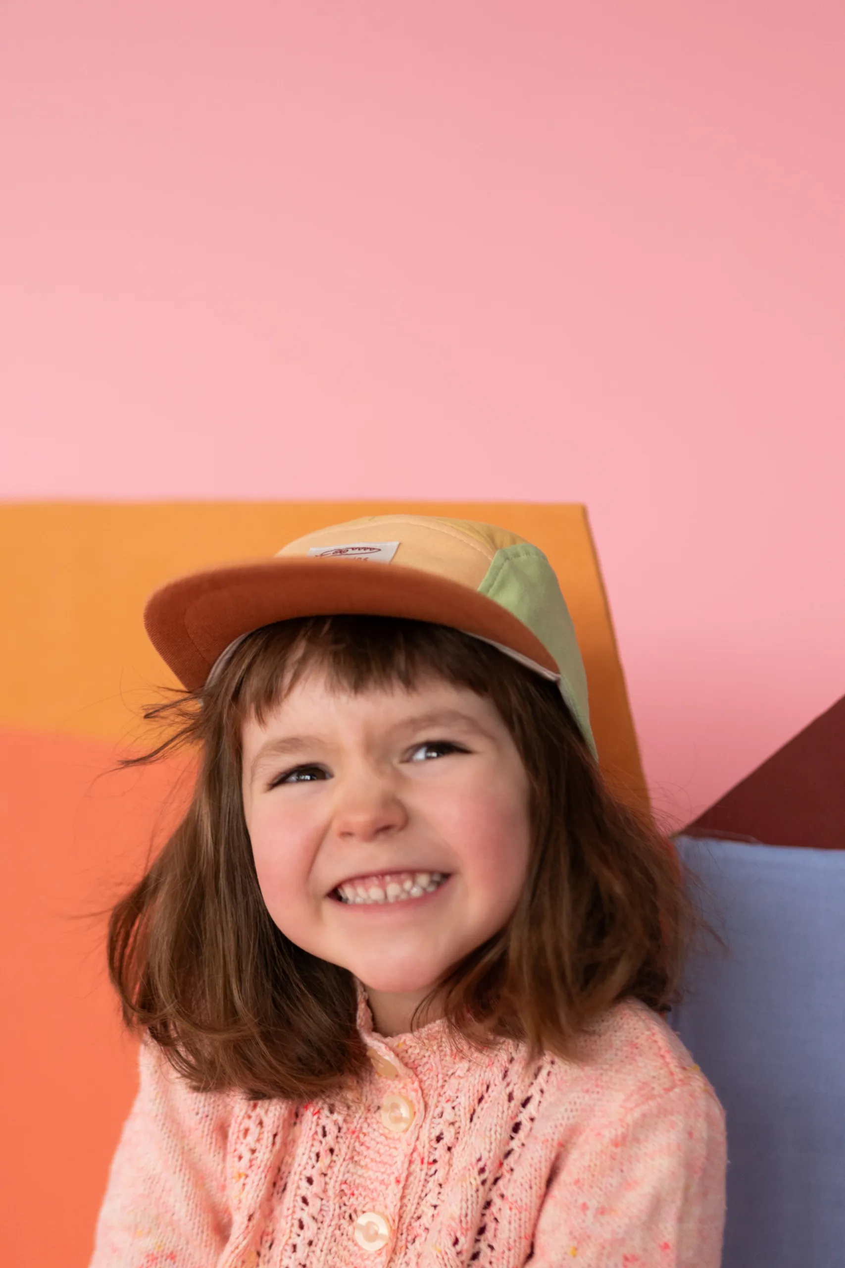 Calvin est une version de la casquette d'été classique à 5 panneaux. Grâce à la fermeture velcro réglable à l'arrière, elle grandit facilement. La casquette est légèrement doublée de coton à l'intérieur, ce qui la rend super agréable à porter. La visière souple et flexible est également typique de Calvin.
