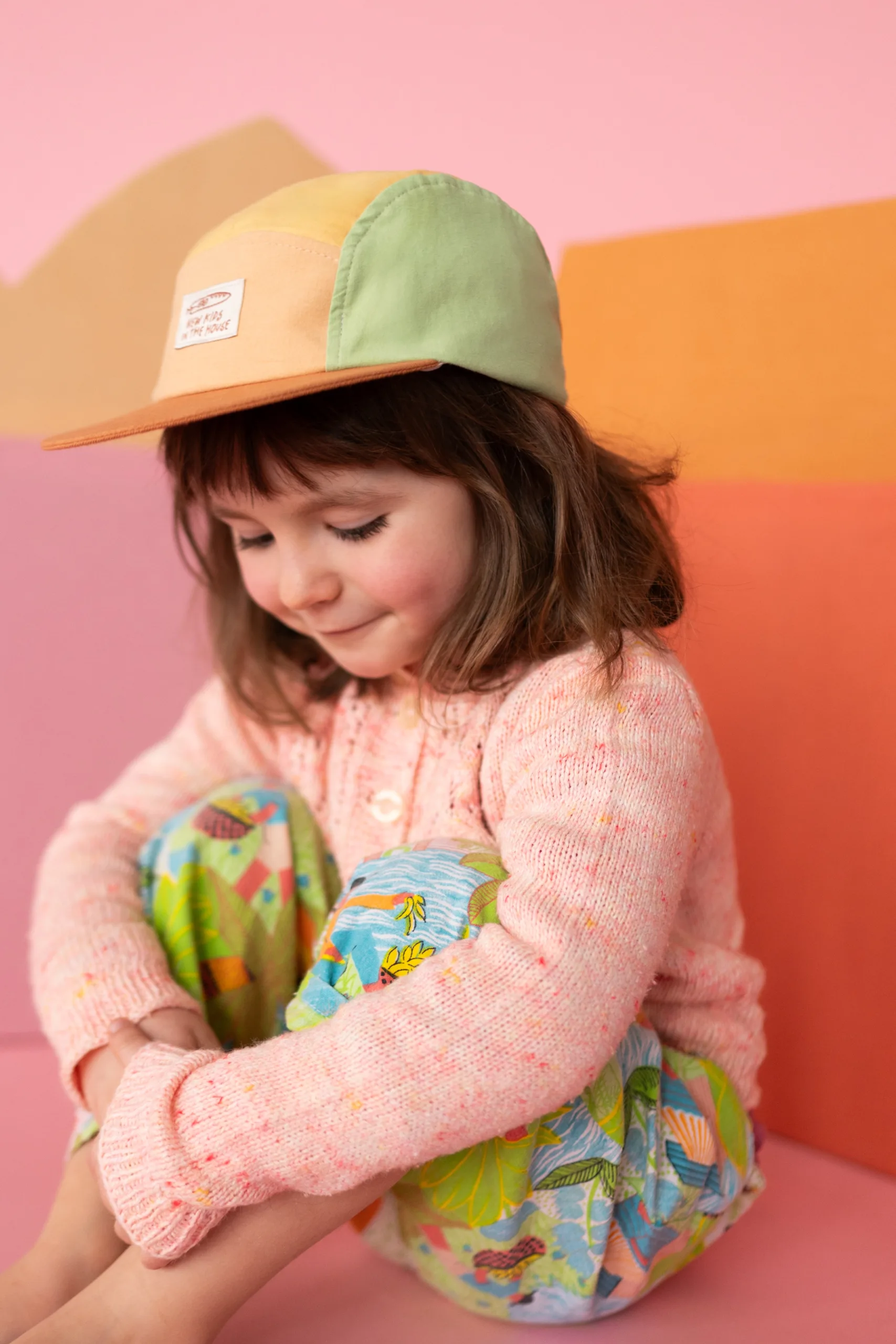 Calvin est une version de la casquette d'été classique à 5 panneaux. Grâce à la fermeture velcro réglable à l'arrière, elle grandit facilement. La casquette est légèrement doublée de coton à l'intérieur, ce qui la rend super agréable à porter. La visière souple et flexible est également typique de Calvin.
