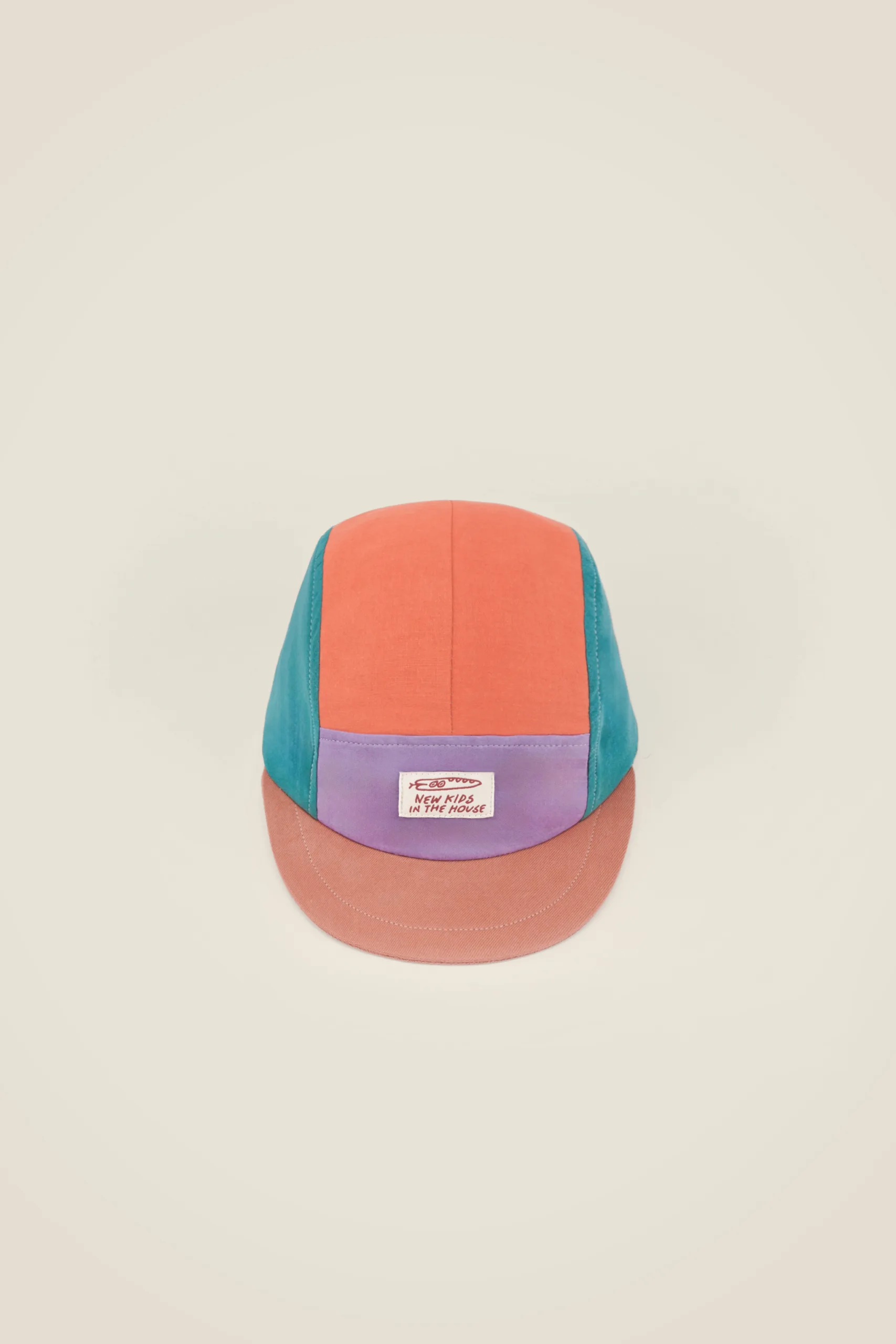 Calvin est une version de la casquette d'été classique à 5 panneaux. Grâce à la fermeture velcro réglable à l'arrière, elle grandit facilement. La casquette est légèrement doublée de coton à l'intérieur, ce qui la rend super agréable à porter. La visière souple et flexible est également typique de Calvin.