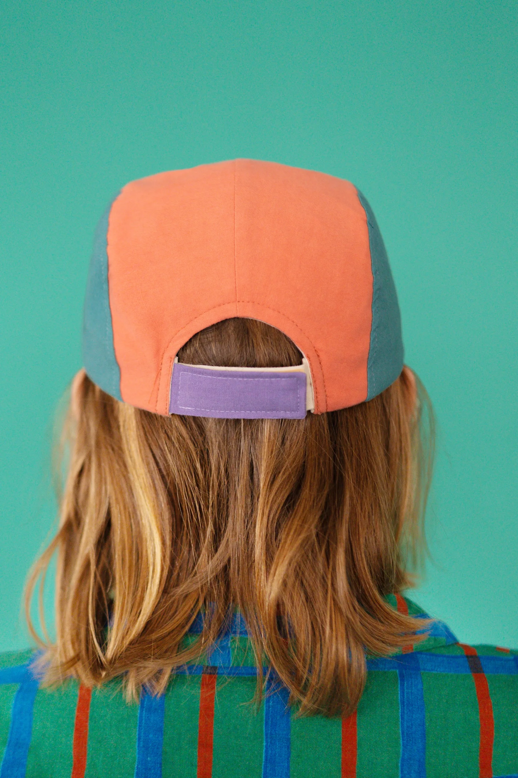 Calvin est une version de la casquette d'été classique à 5 panneaux. Grâce à la fermeture velcro réglable à l'arrière, elle grandit facilement. La casquette est légèrement doublée de coton à l'intérieur, ce qui la rend super agréable à porter. La visière souple et flexible est également typique de Calvin.