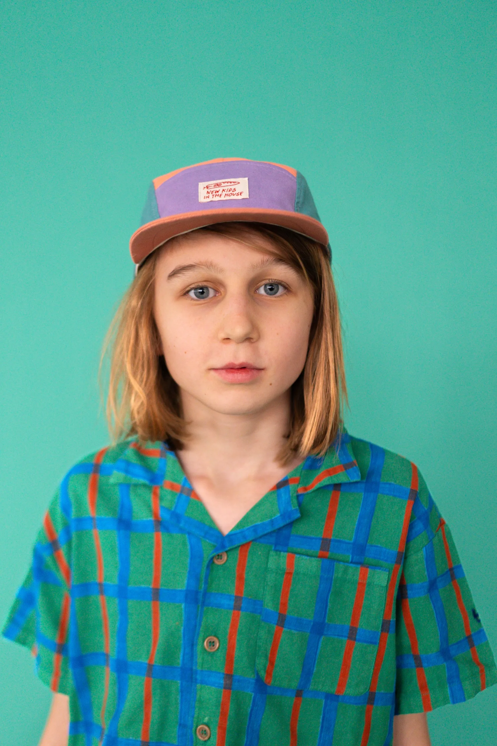 Calvin est une version de la casquette d'été classique à 5 panneaux. Grâce à la fermeture velcro réglable à l'arrière, elle grandit facilement. La casquette est légèrement doublée de coton à l'intérieur, ce qui la rend super agréable à porter. La visière souple et flexible est également typique de Calvin.