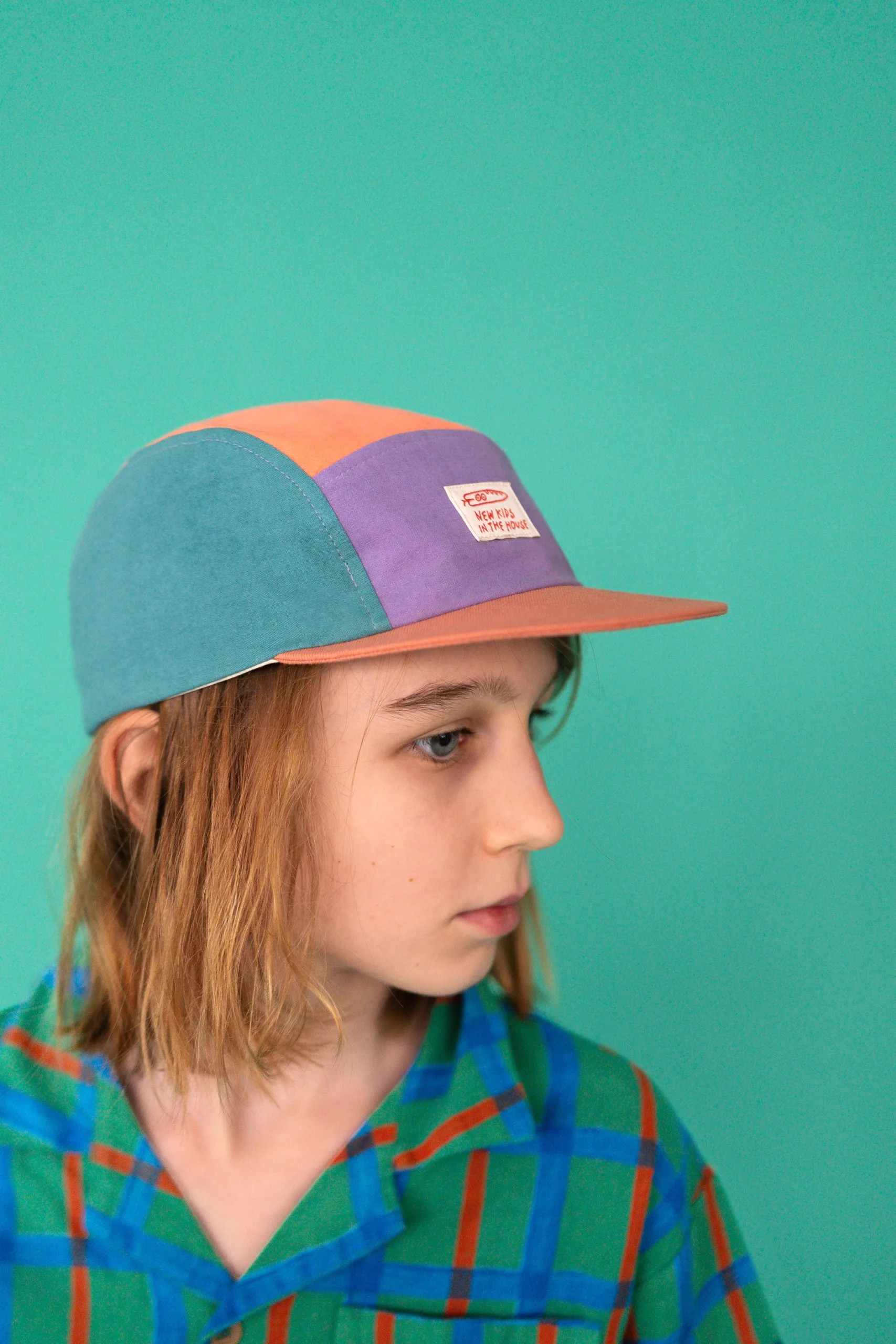 Calvin est une version de la casquette d'été classique à 5 panneaux. Grâce à la fermeture velcro réglable à l'arrière, elle grandit facilement. La casquette est légèrement doublée de coton à l'intérieur, ce qui la rend super agréable à porter. La visière souple et flexible est également typique de Calvin.