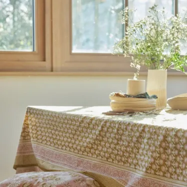 Isha Olive Tischdecke mit Blumenprint von Bonheur du Jour Paris
