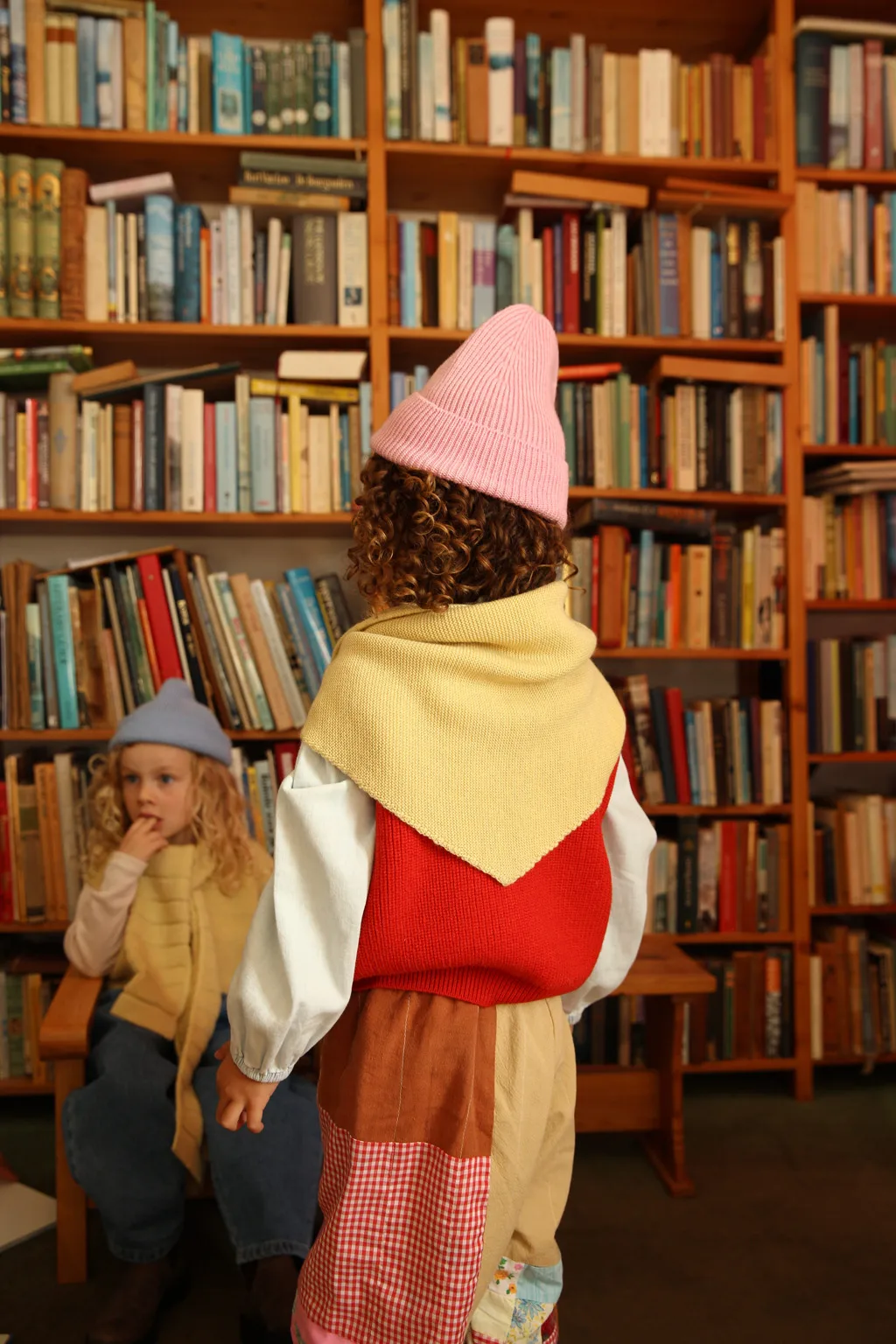 Écharpe triangulaire Josephina disponible en plusieurs couleurs par HVID – Image 3
