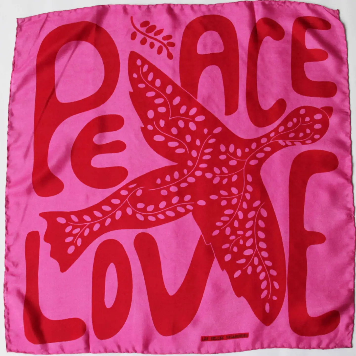 Mini-foulard en soie Love Fuchsia par Les Belles Vagabondes