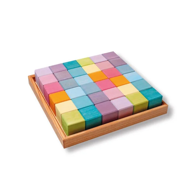 La mosaïque pastel se compose de 36 blocs de construction aux couleurs délicates, livrés dans un cadre en bois solide. La forme simple des cubes invite les enfants à construire selon leur envie : des murs, des tours et des châteaux, mais aussi des petites maisons, des clôtures ou des meubles tels que des tables et des chaises.