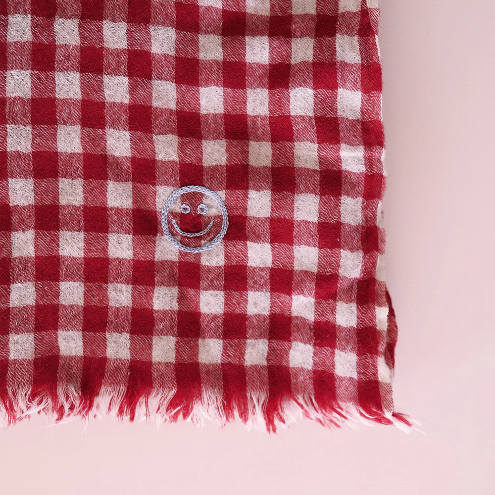 Écharpe en pure laine à carreaux rouges par Lili Pepper