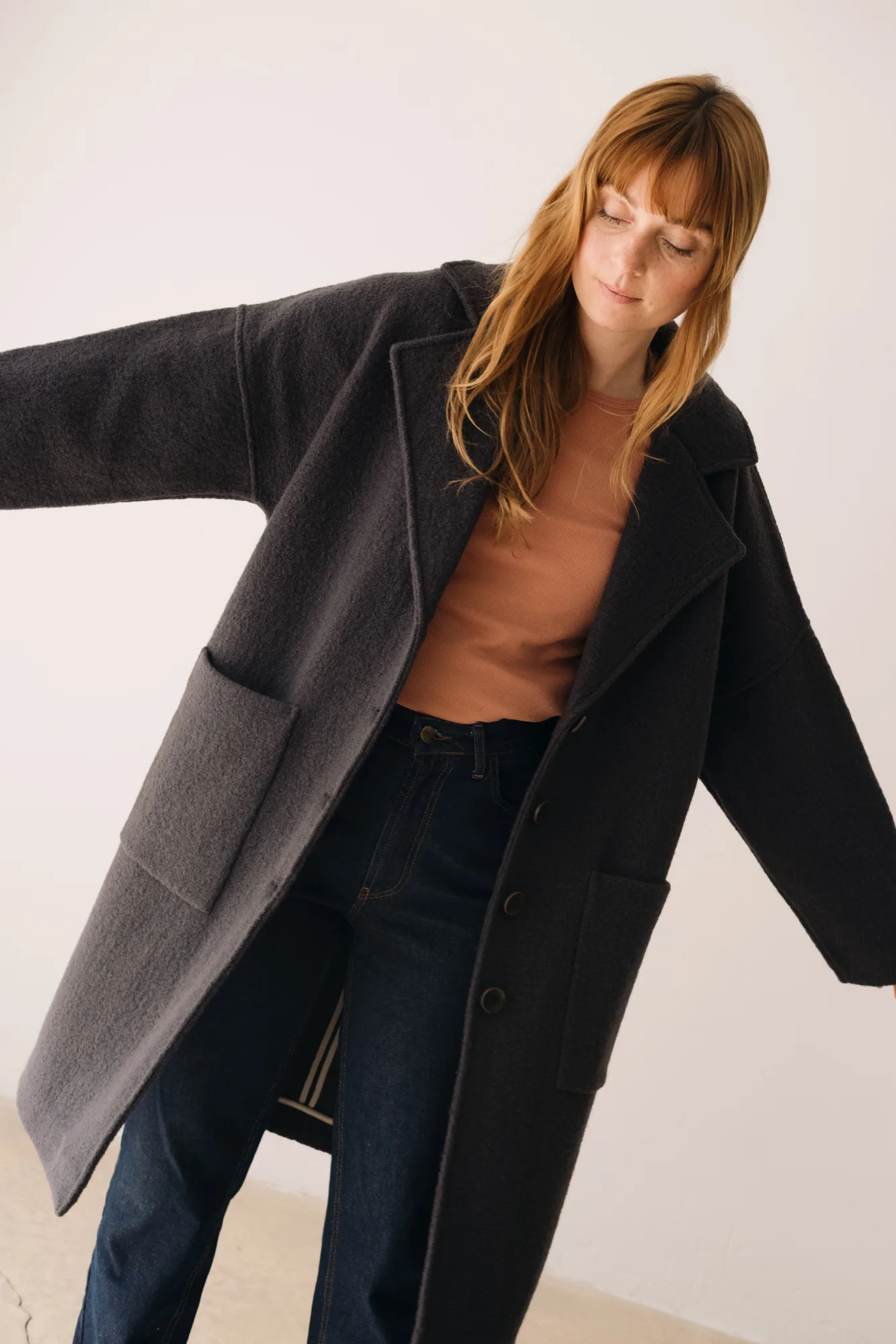 Merinowoll-Mantel lang in Beige und Grau von Tiralahilacha