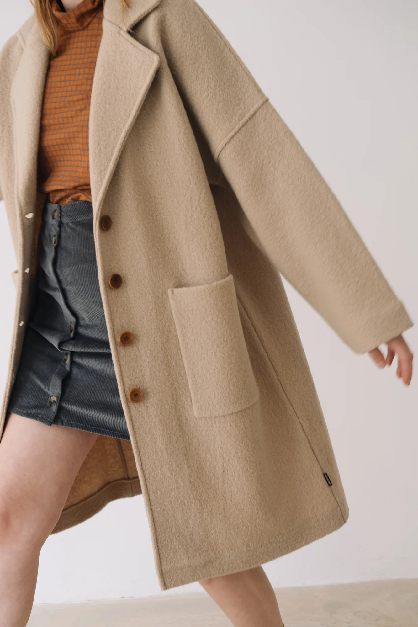 Merinowoll-Mantel lang in Beige und Grau von Tiralahilacha