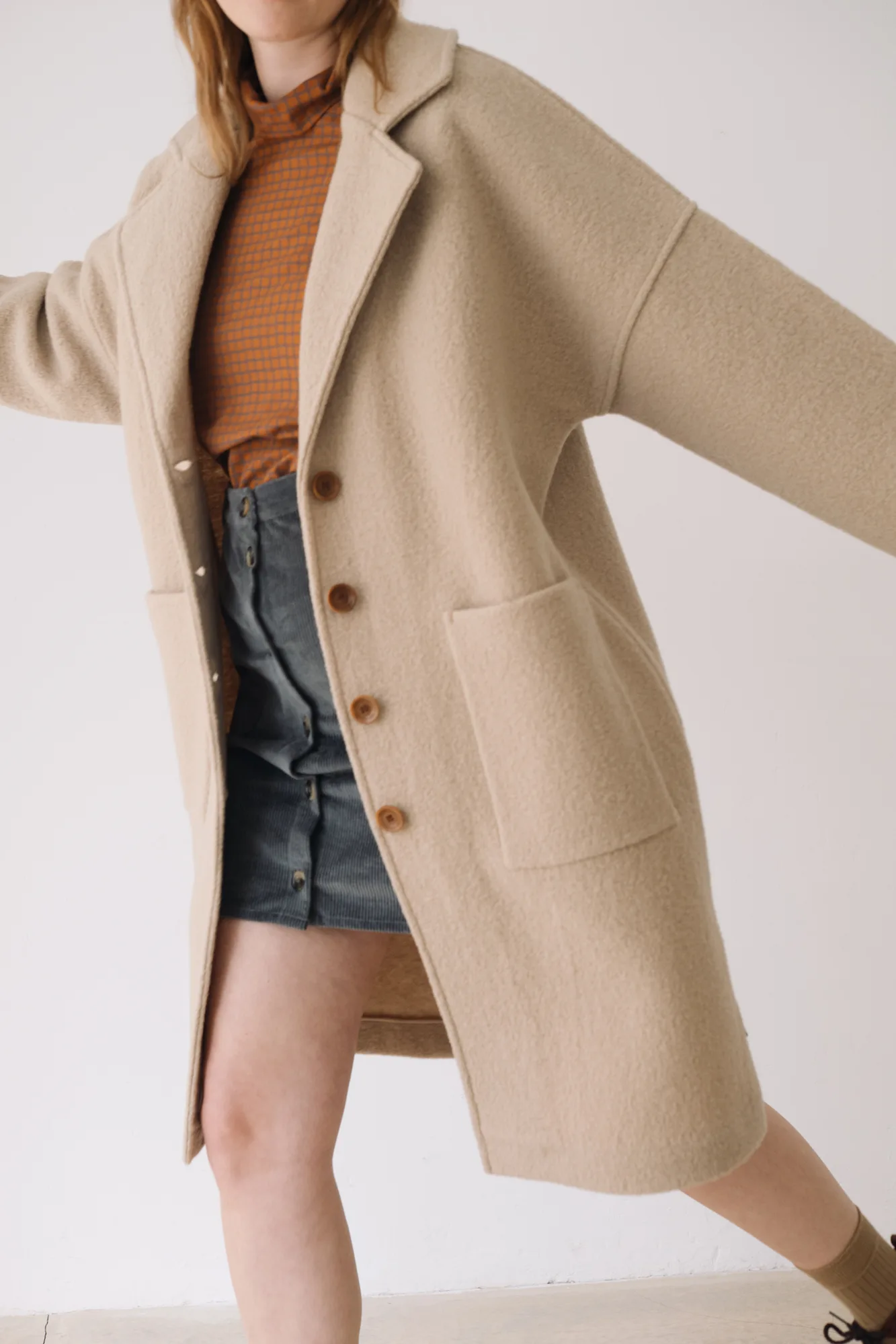 Merinowoll-Mantel lang in Beige und Grau von Tiralahilacha