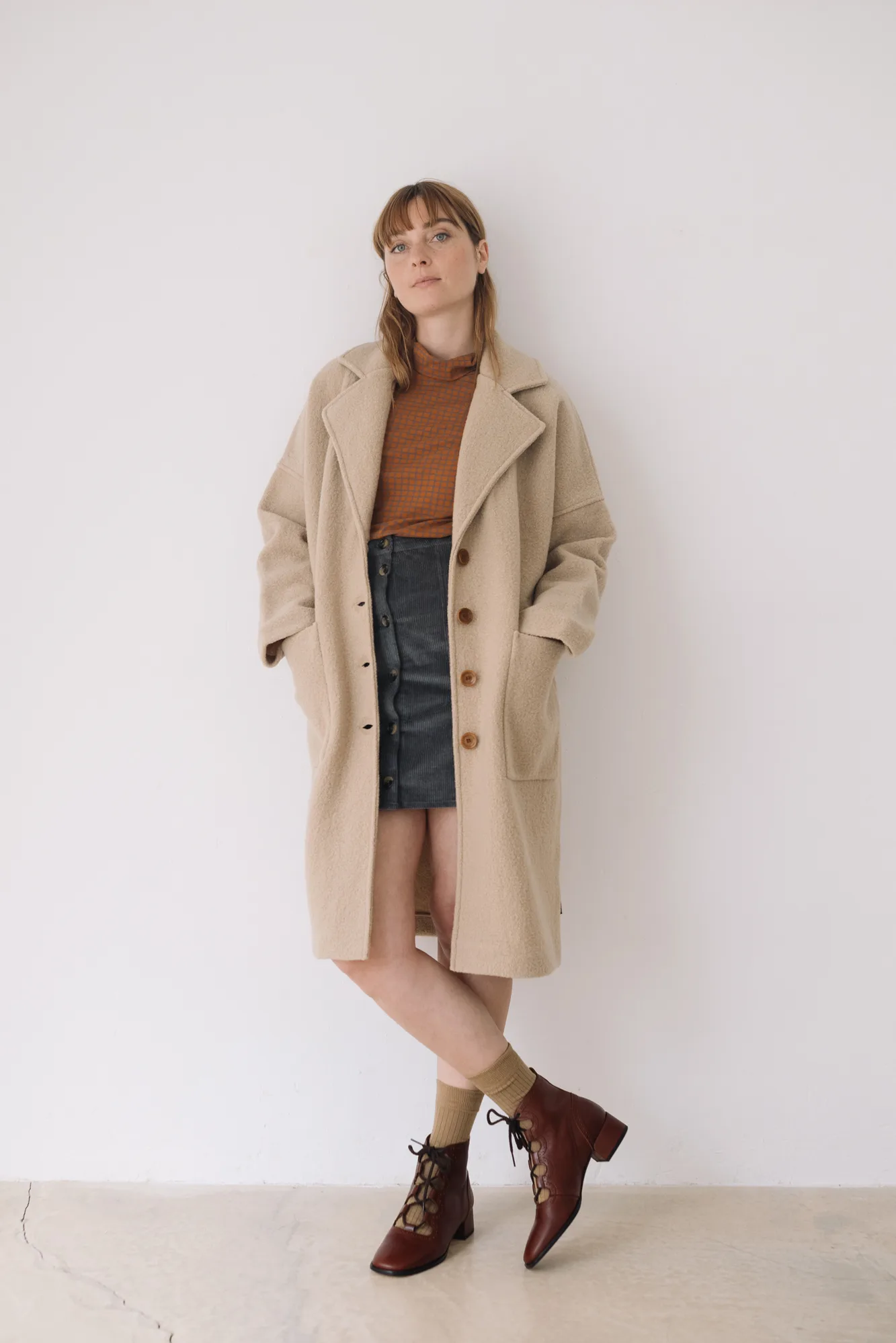 Merinowoll-Mantel lang in Beige und Grau von Tiralahilacha