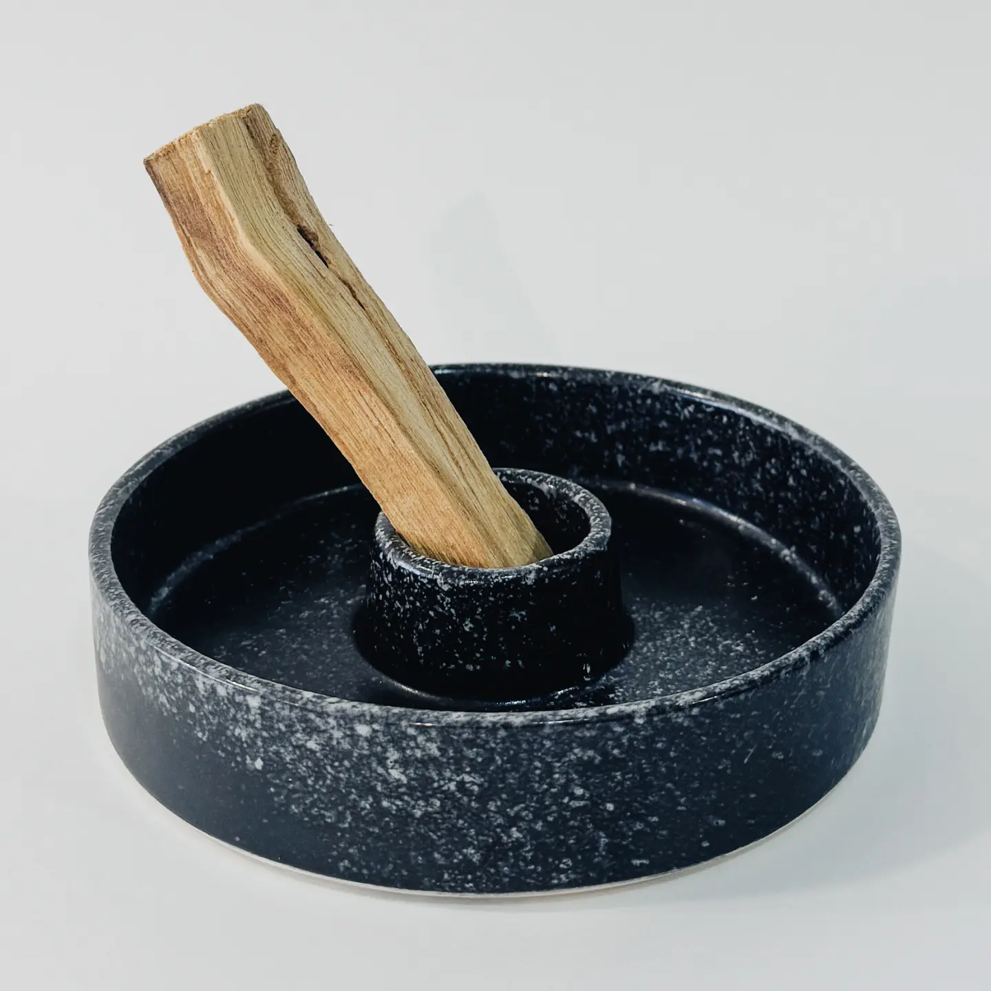 Keramik-Räuchergefäss in Schwarz mit weissen Sprenkeln von Giuseppina