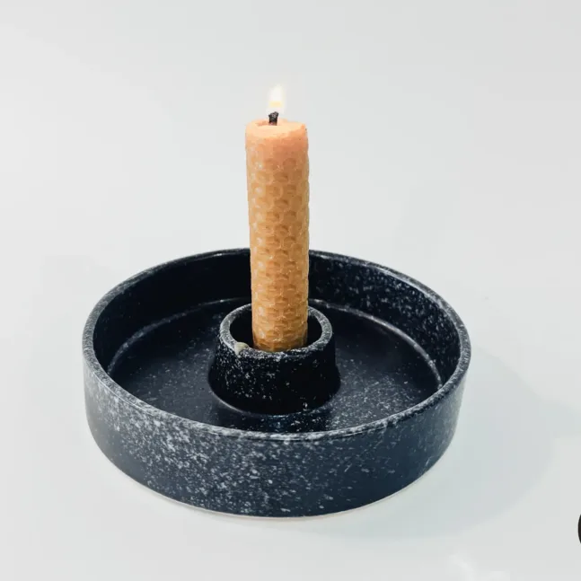 Keramik-Räuchergefäss in Schwarz mit weissen Sprenkeln von Giuseppina