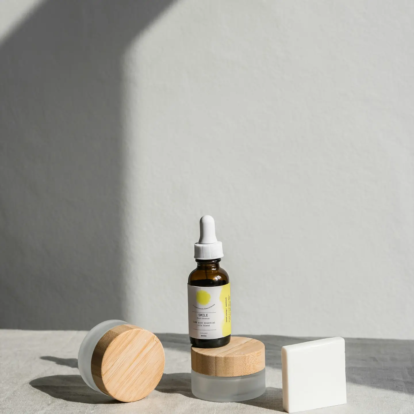 SMILE Essential Oil Blend ist eine 100 % reine, stimmungsaufhellende Duftmischung, die Leichtigkeit und positive Energie in deinen Alltag bringt. Die frische Kombination aus süsser Orange und erdendem Patchouli wurde entwickelt, um die Stimmung zu heben, neue Motivation zu schenken und ein Gefühl von Freude zu fördern.
