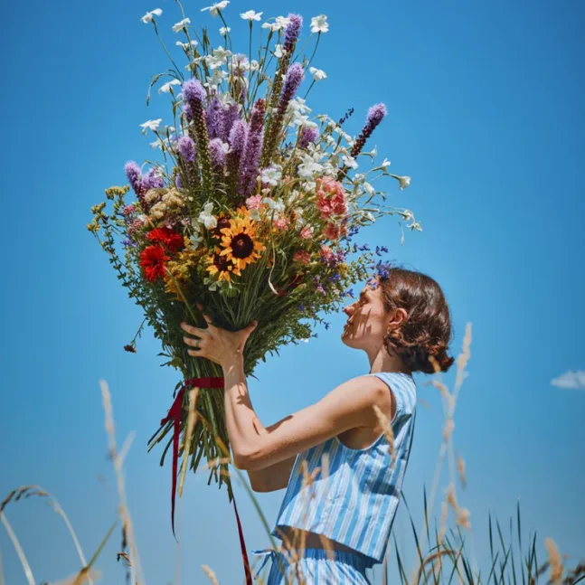 Leicht, frisch und perfekt für warme Tage. Die Blouse sans manches Vanille begeistert mit ihrem zarten Streifenmuster in sanftem Blau und Weiss – ein Look, der sofort an Sommer, Sonne und barfuss durchs Gras erinnert.