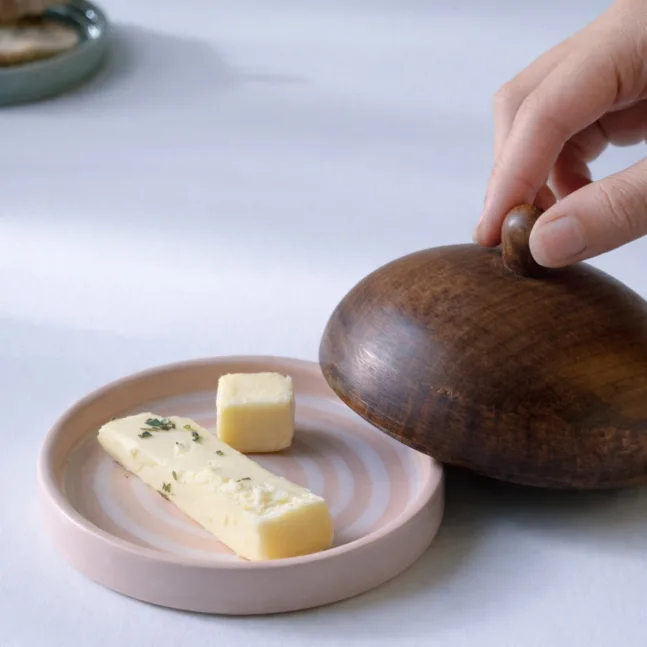 Butterdose aus Keramik mit Rosa gestreiftem von ExpoBazaar