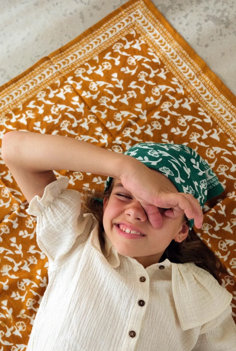 Écharpe disponible en plusieurs couleurs par So Family