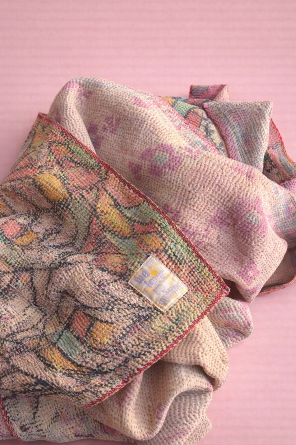 Kantha Decke von Lili Pepper Farbe Lila/Pastell gemuster